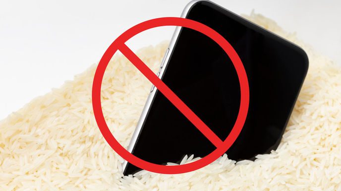 Как высушить телефон или хватит класть его в рис